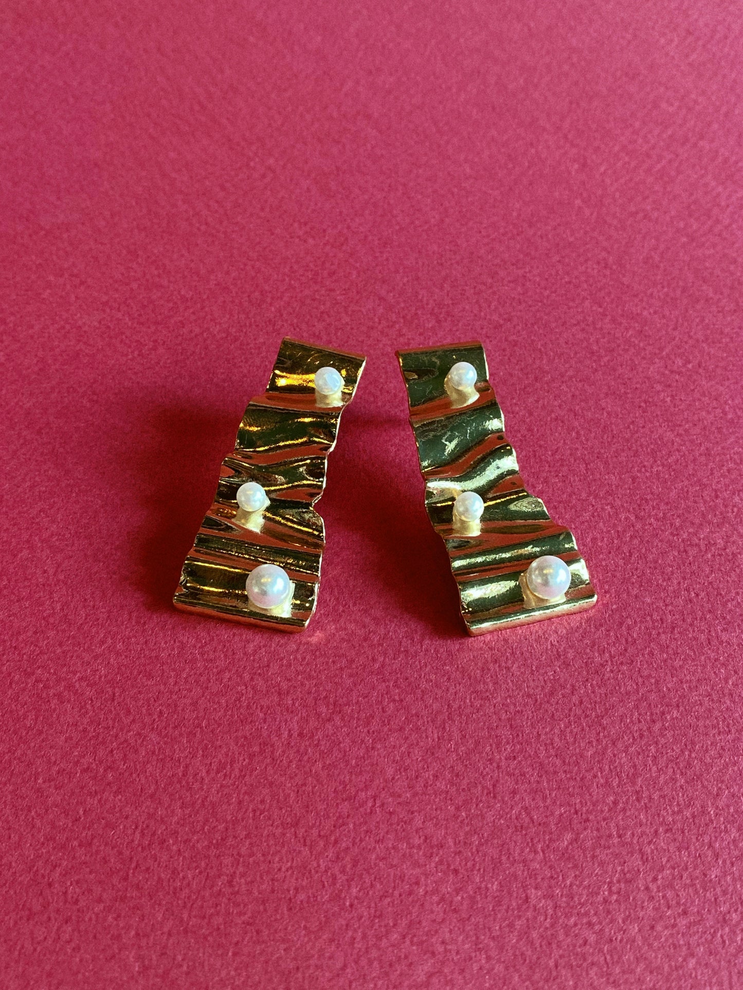 עגילי "פליז" בשילוב פנינים