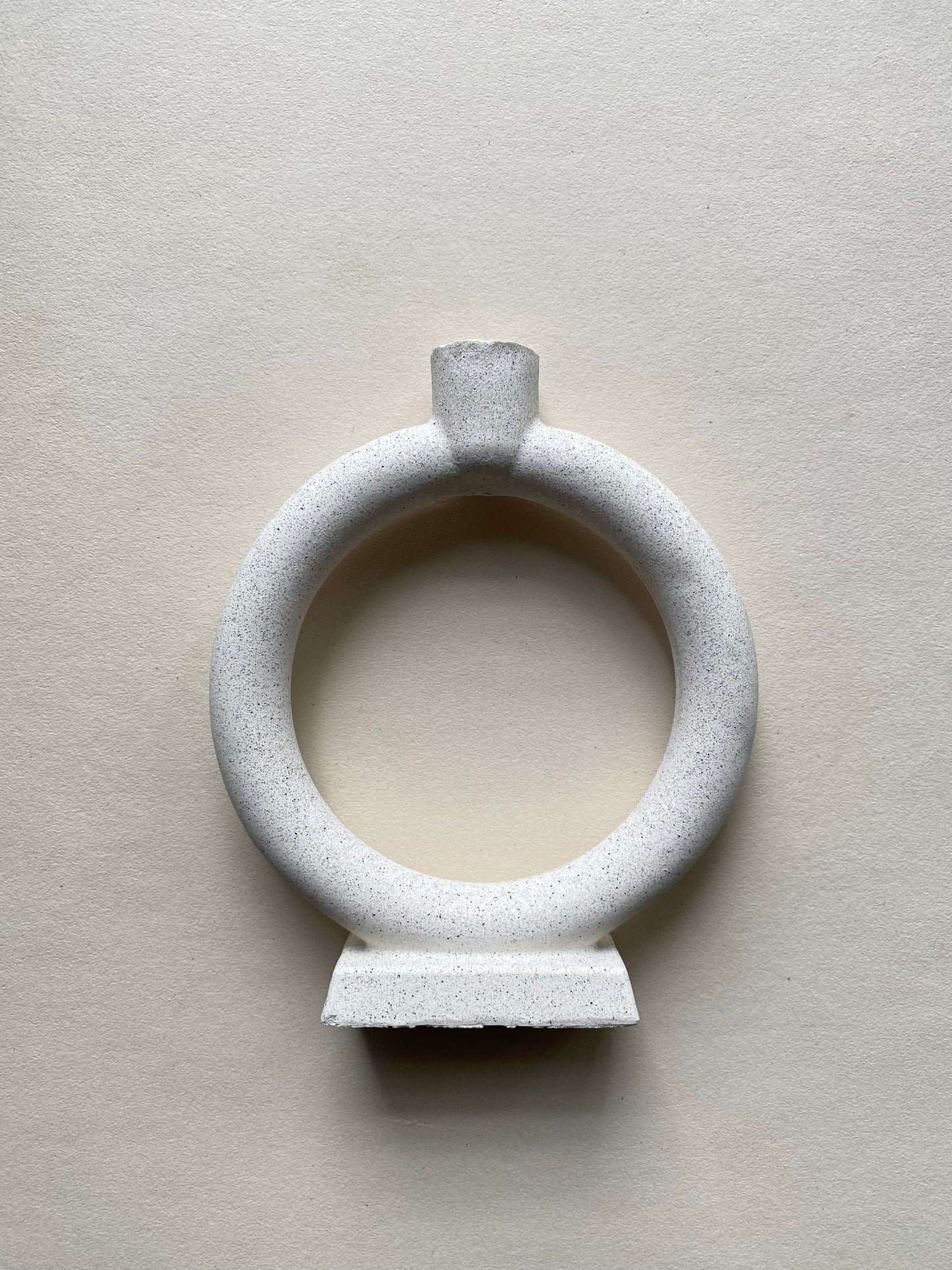 פמוט עגול בצבע אבן