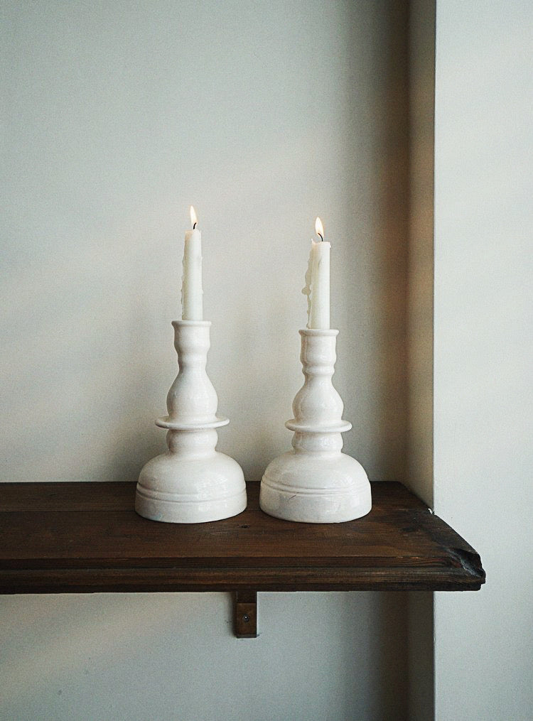 זוג פמוטי חרס בצבע לבן