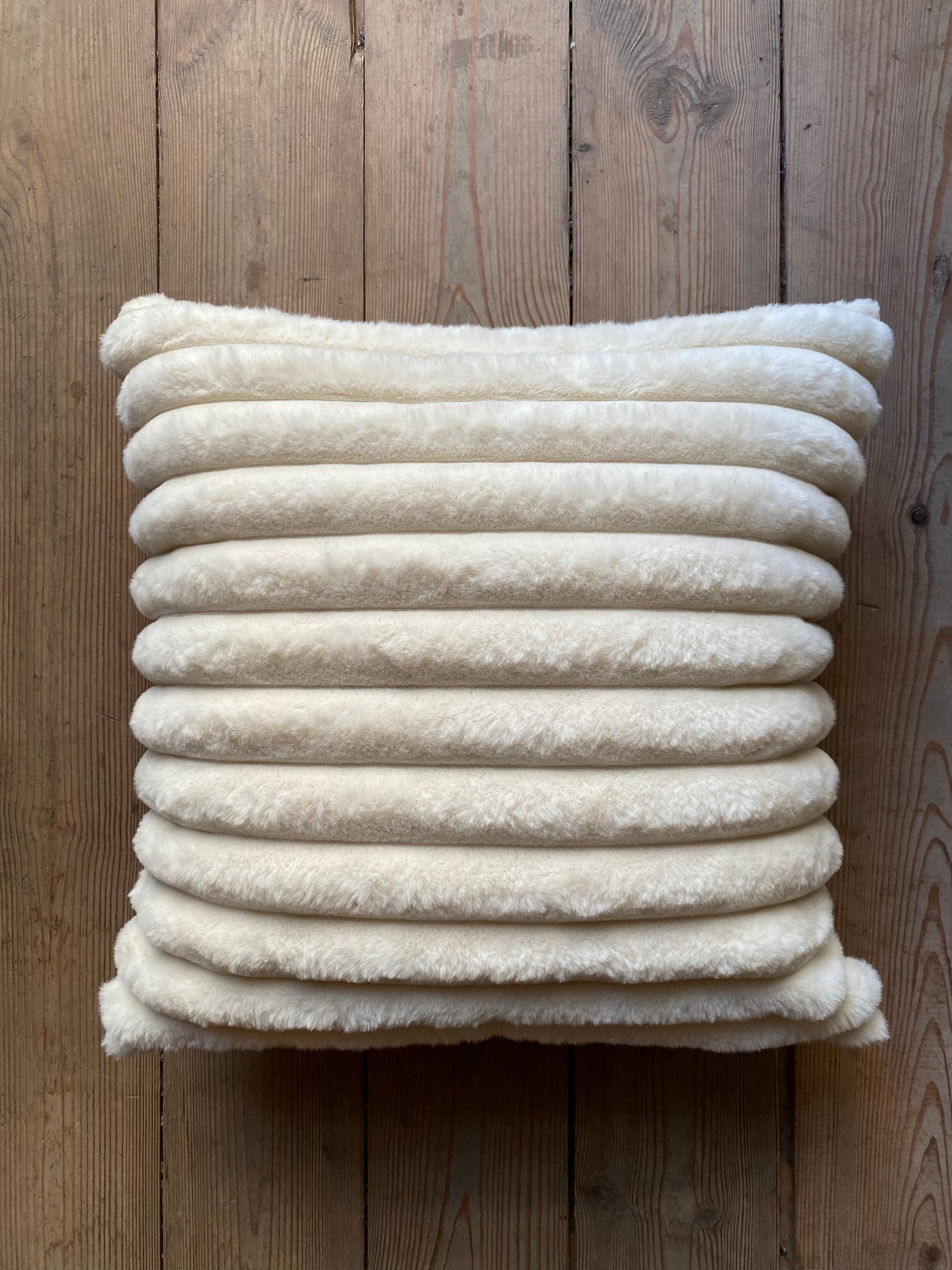 כרית נוי פרוותית בצבע קרם