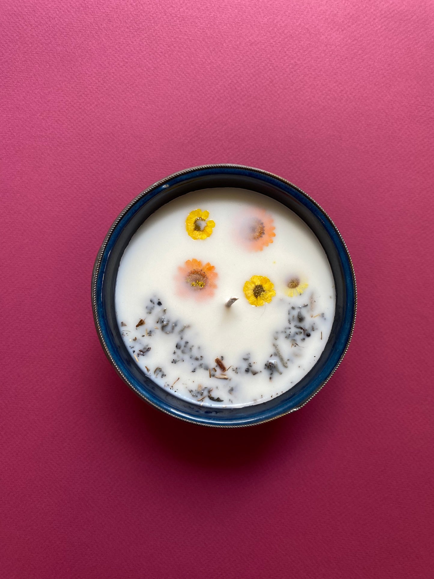 נר מרווה ופרחים