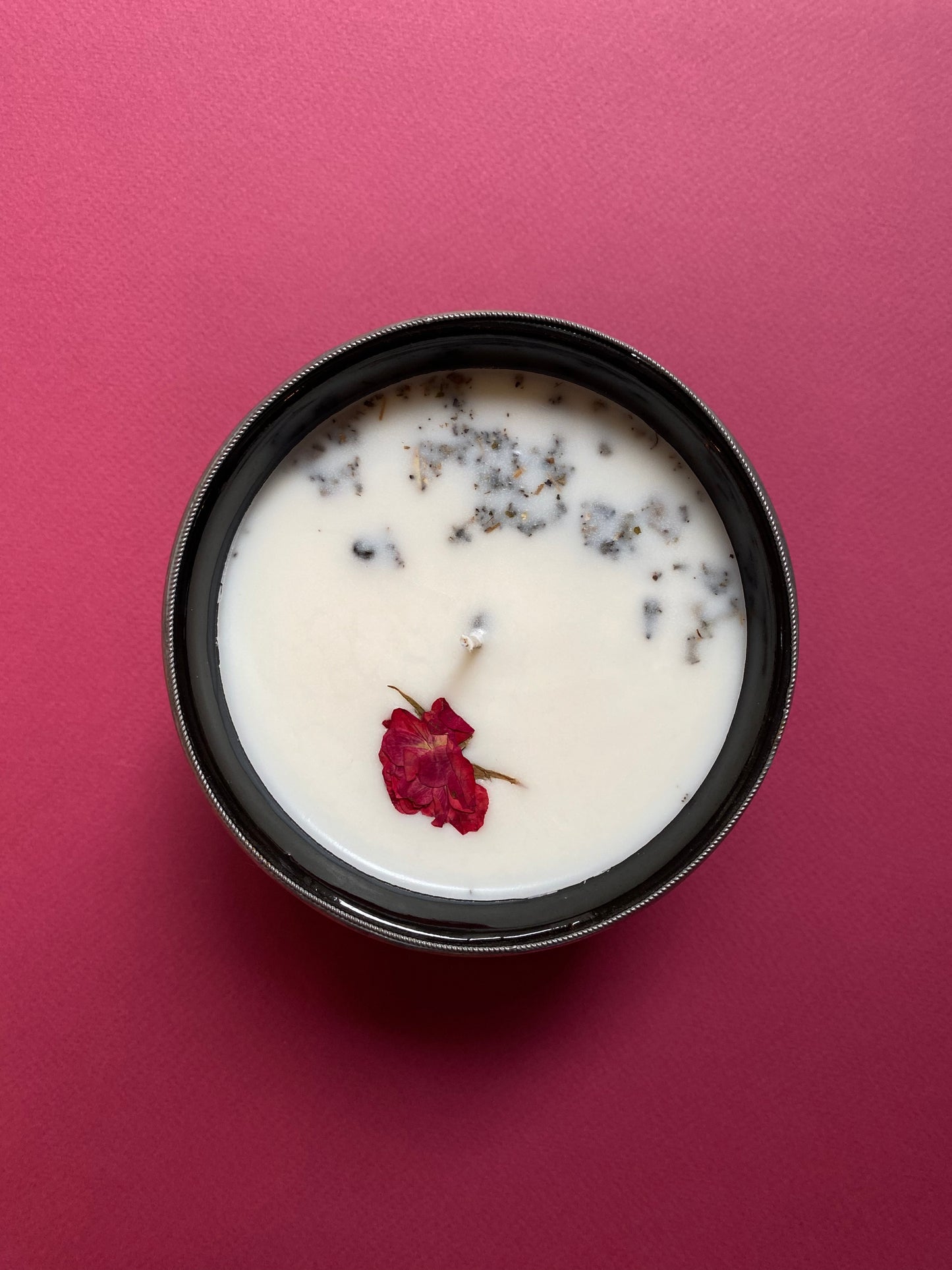 נר מרווה ופרחים