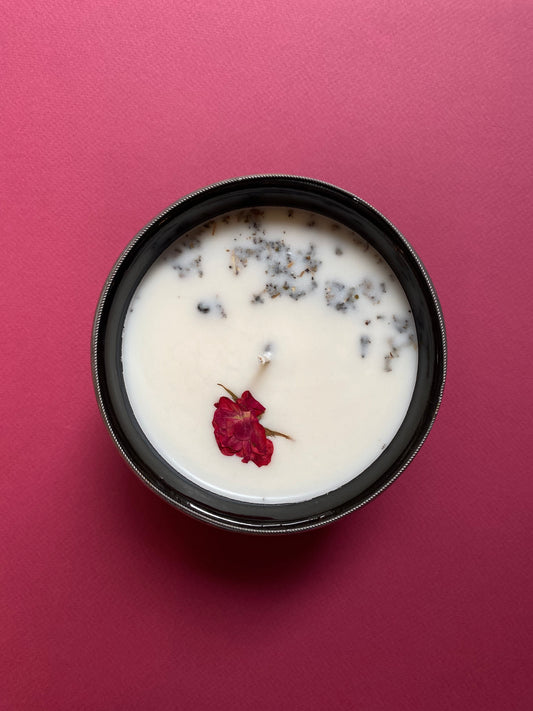 נר מרווה ופרחים