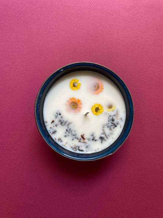 נר מרווה ופרחים